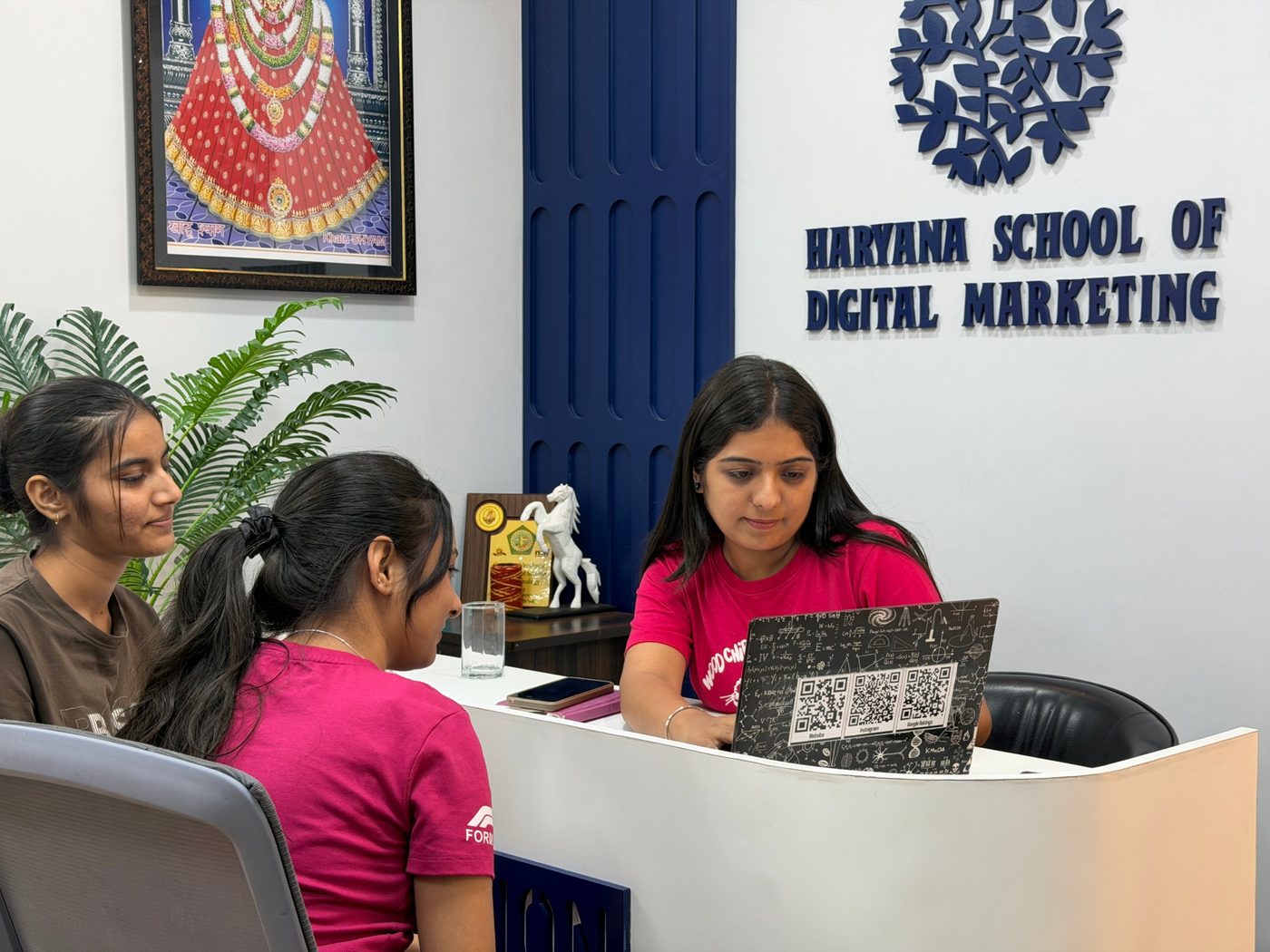 Career counselling session at the HSDM front desk